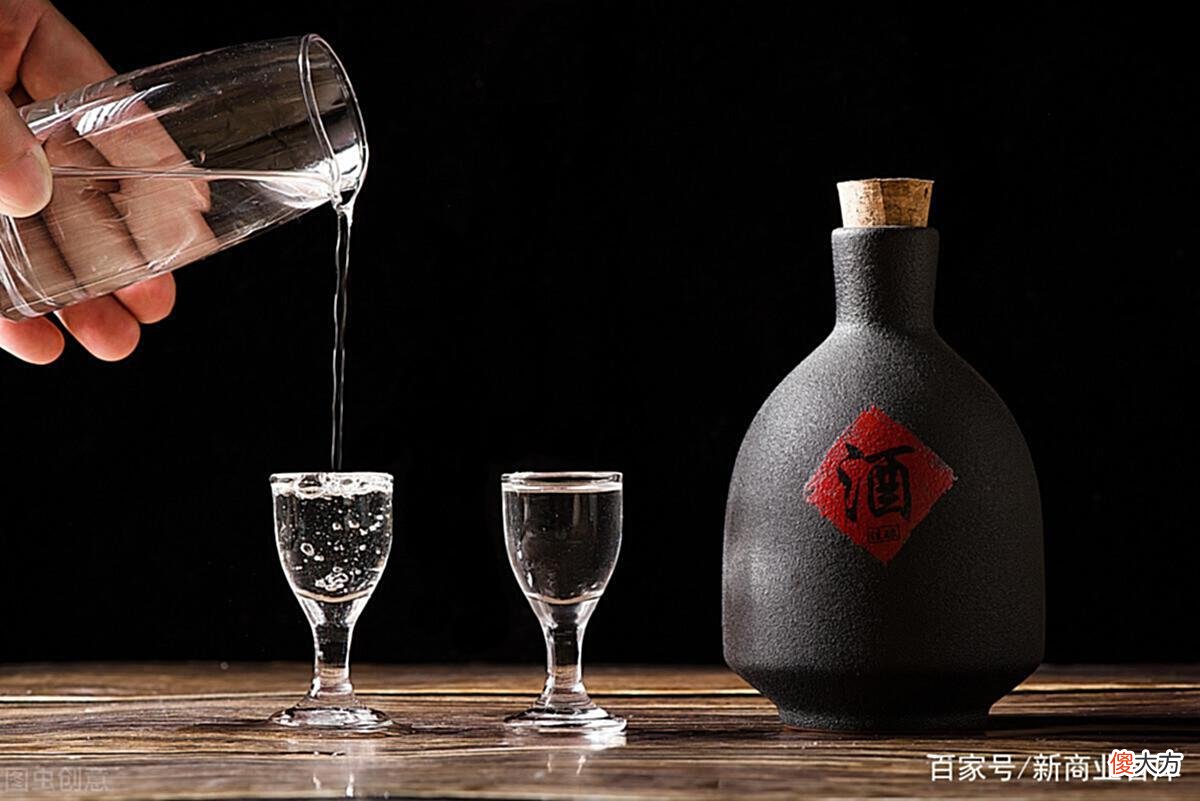【历史故事】刘备还是草鞋贩子时，凭什么能让张飞和关羽的信服，桃园三结义？