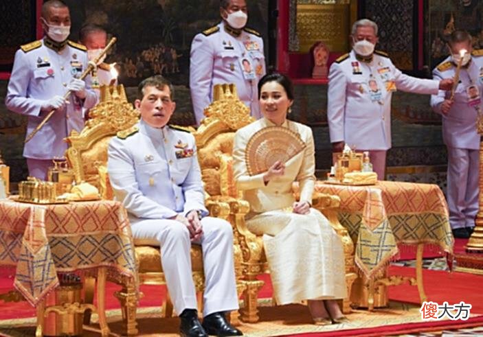 【爱历史】泰国帝后关系和谐，44岁苏提达重回高位，携手亮相眼里都是彼此