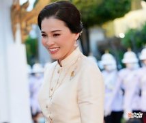 【爱历史】泰国帝后关系和谐，44岁苏提达重回高位，携手亮相眼里都是彼此