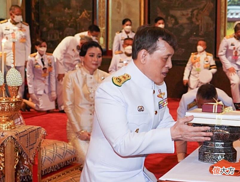 【爱历史】泰国帝后关系和谐，44岁苏提达重回高位，携手亮相眼里都是彼此
