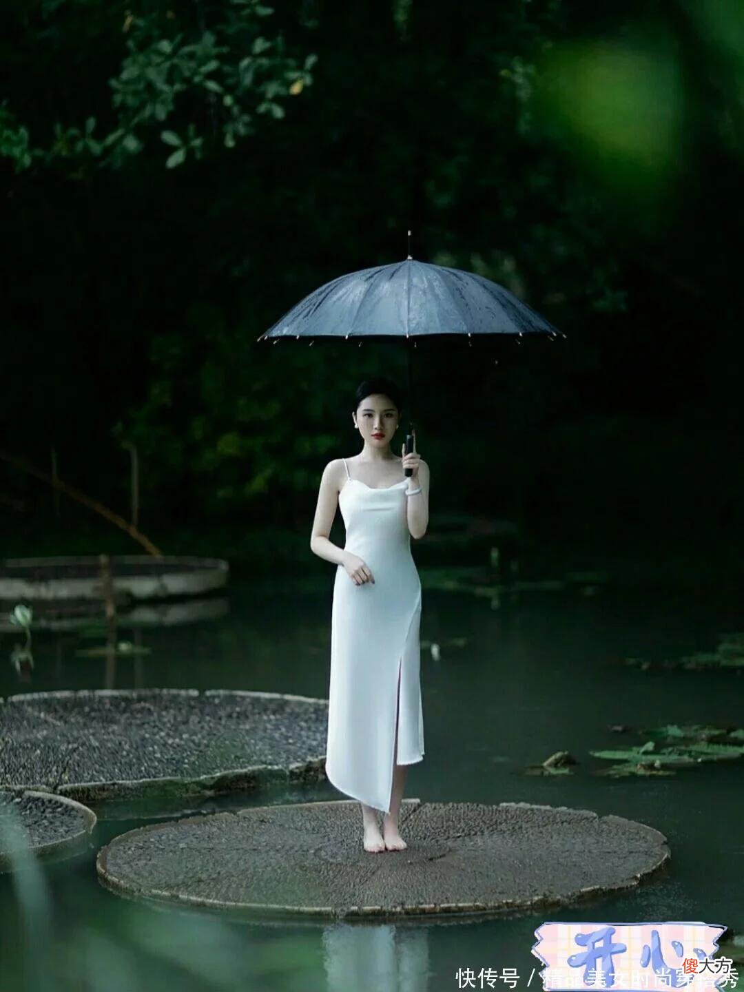 【就爱时尚】只穿一件纯白色吊带开叉长裙，却能美到极致，给人唯美的视觉享受