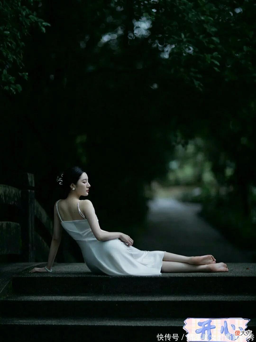 【就爱时尚】只穿一件纯白色吊带开叉长裙，却能美到极致，给人唯美的视觉享受