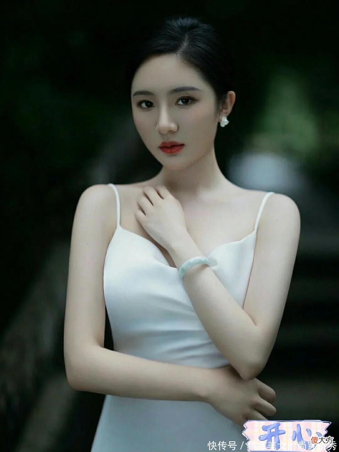 【就爱时尚】只穿一件纯白色吊带开叉长裙，却能美到极致，给人唯美的视觉享受
