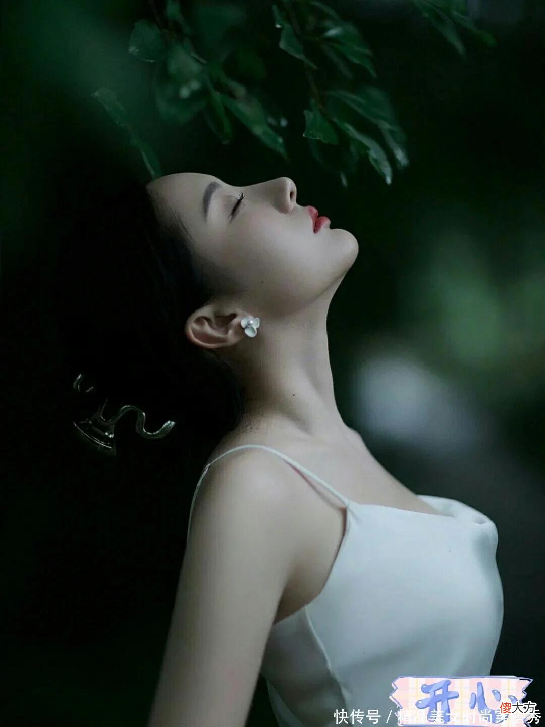 【就爱时尚】只穿一件纯白色吊带开叉长裙，却能美到极致，给人唯美的视觉享受