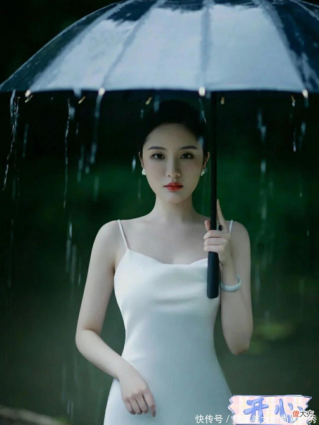 【就爱时尚】只穿一件纯白色吊带开叉长裙，却能美到极致，给人唯美的视觉享受