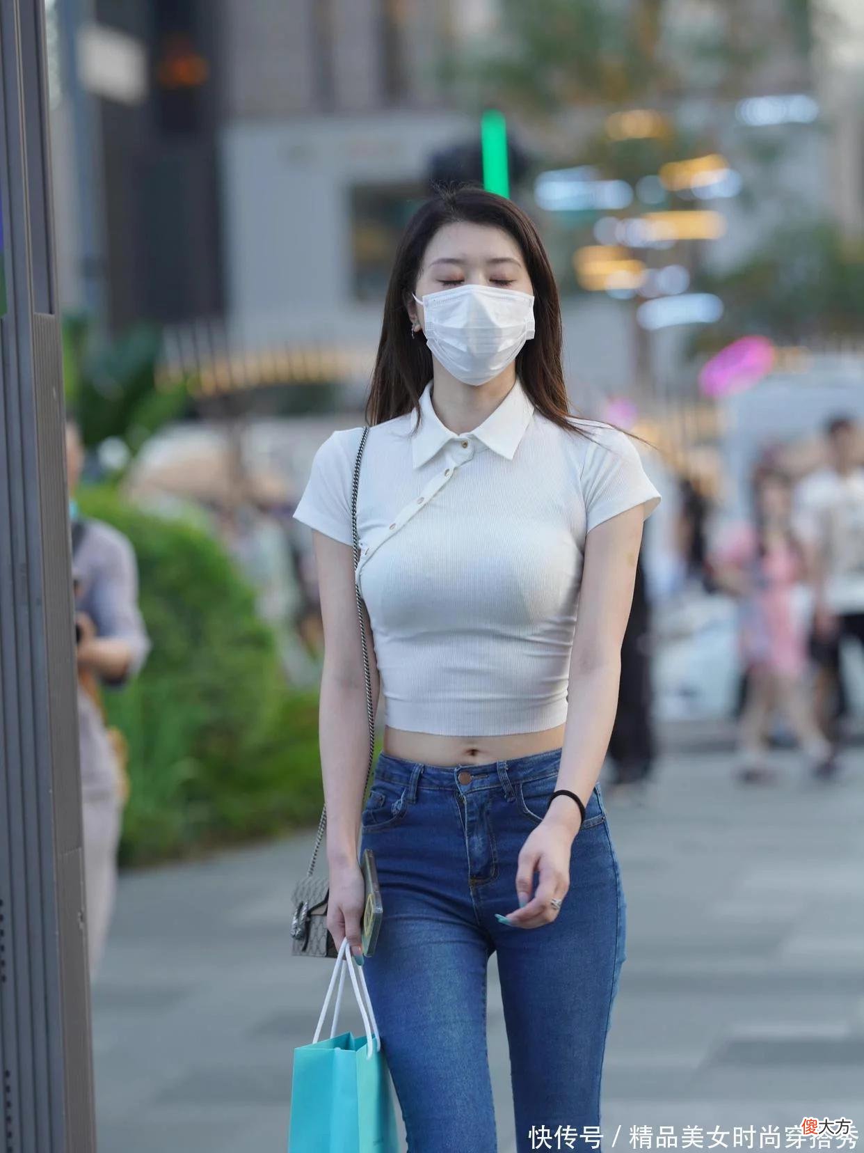 【就爱时尚】小翻领造型的体恤衫搭配牛仔裤营造出每一处都恰到好处的完美感