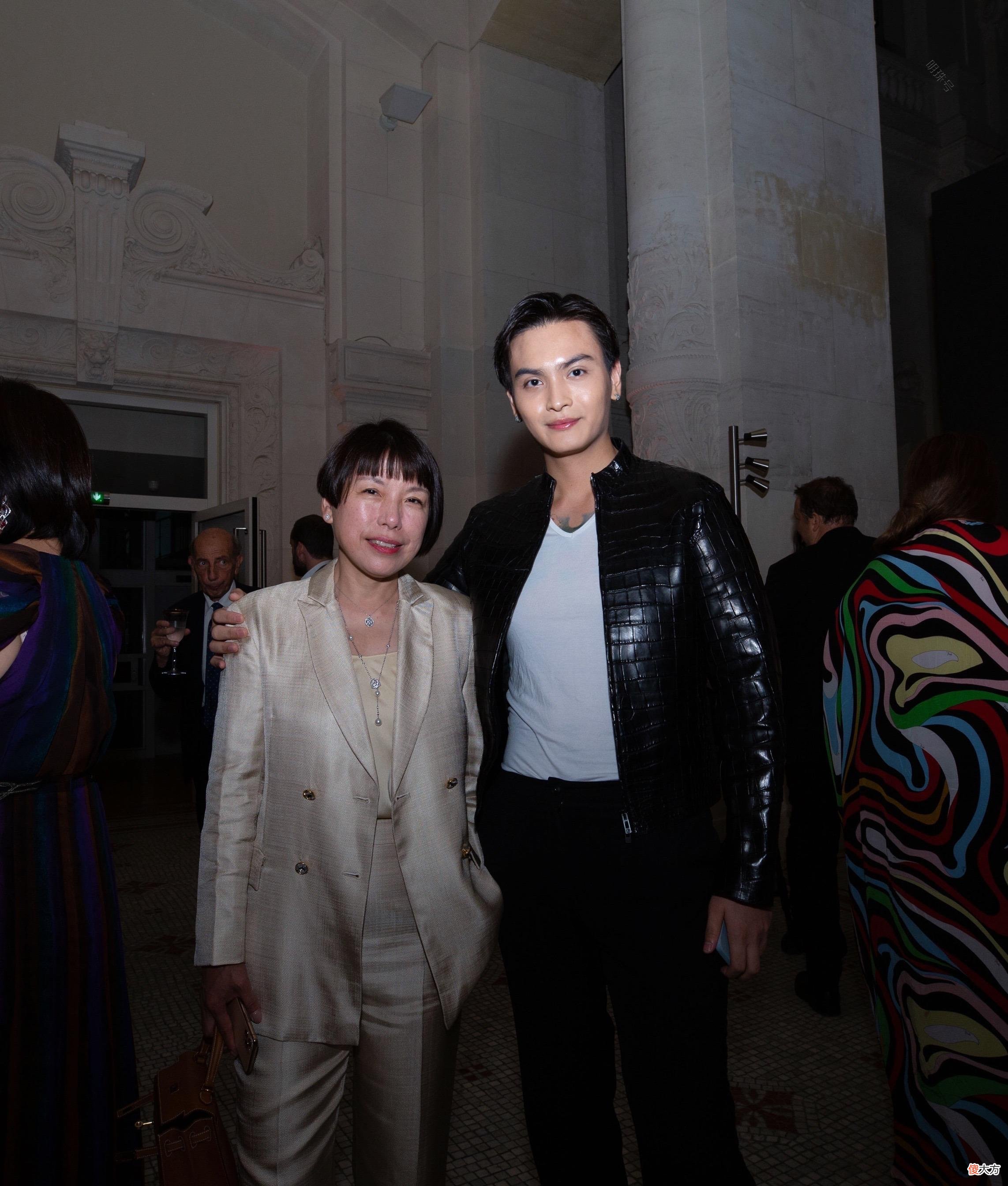 【就爱时尚】李磊受邀出席巴黎高定时装周，造型新颖，时尚潮流！