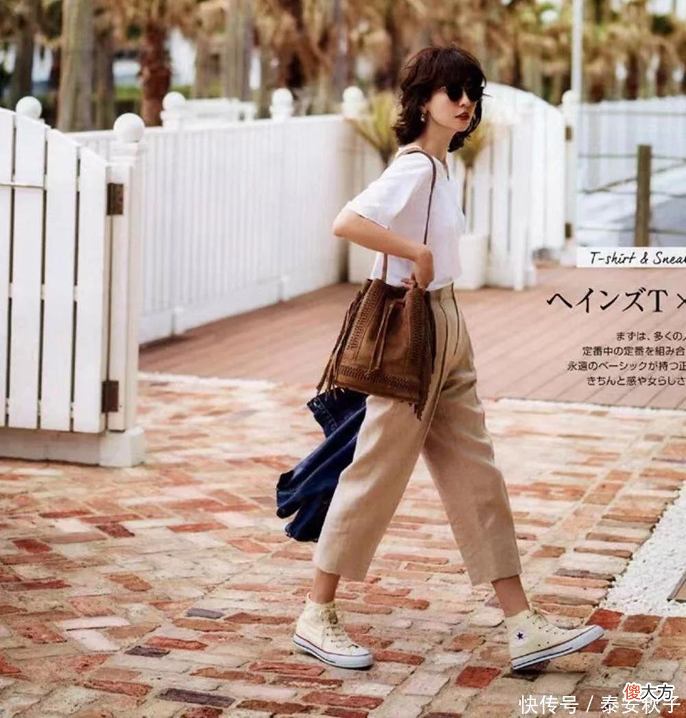 【时尚一点】突然发现：40、50岁的女人，穿T恤还是配“平底鞋”最美！