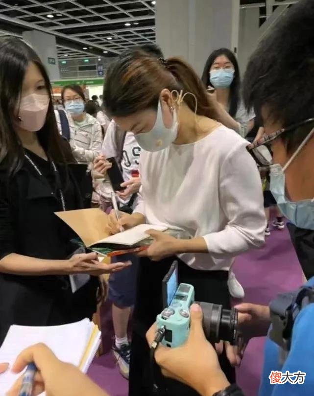 【时尚一点】郭晶晶祖孙三代被偶遇，豪门公爹帮忙带娃，她职场打扮似女强人