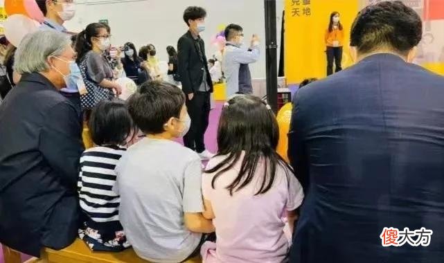 【时尚一点】郭晶晶祖孙三代被偶遇，豪门公爹帮忙带娃，她职场打扮似女强人