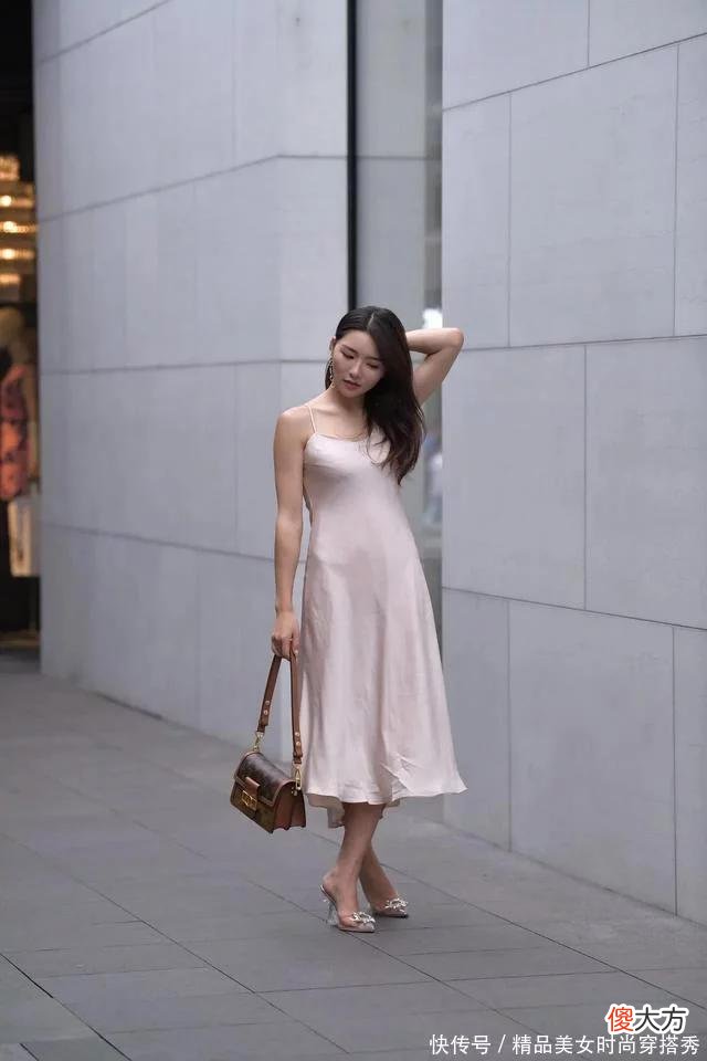 【时尚一点】真丝吊带连衣裙，飘逸清爽的真丝面料，带来更多的清凉,尽情释放出柔美女人的高雅魅力