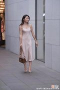 【时尚一点】真丝吊带连衣裙，飘逸清爽的真丝面料，带来更多的清凉,尽情释放出柔美女人的