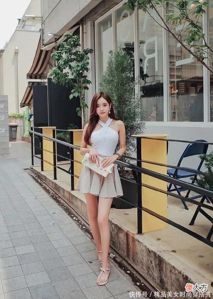 【时尚一点】卡其色的短裙搭配白色的挂脖背心穿着简单又美丽清新还能秀出笔直修长美腿，青春又减龄
