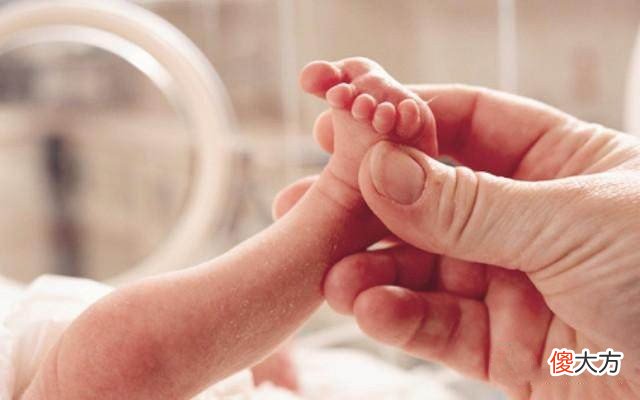孕妈早产被告知婴儿死亡，太平间度过12小时后奇迹复活，咋啦？