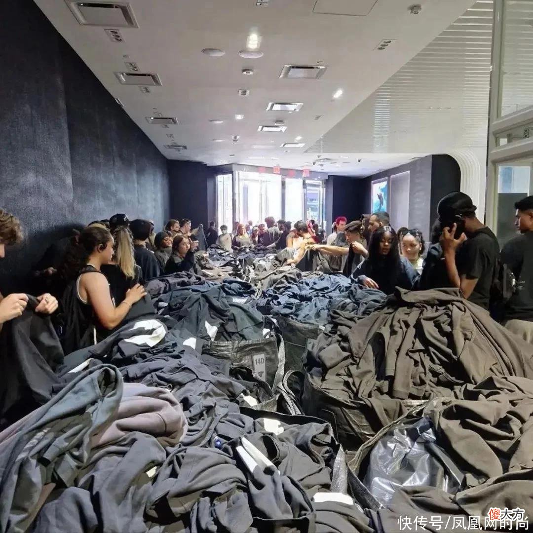【就爱时尚】现在不兴做橱窗卖衣服，Ye的衣服直接按麻袋卖