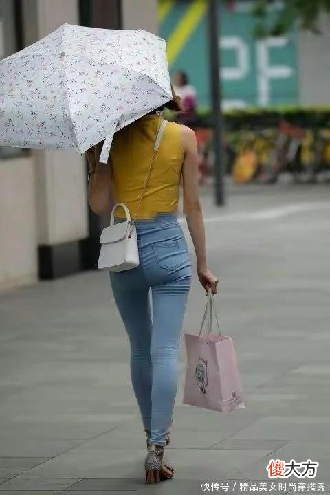 【就爱时尚】黄色的上衣加上牛仔裤，脚上粗跟的高跟鞋尤其显得脚踝纤瘦，透出成熟女性的魅力