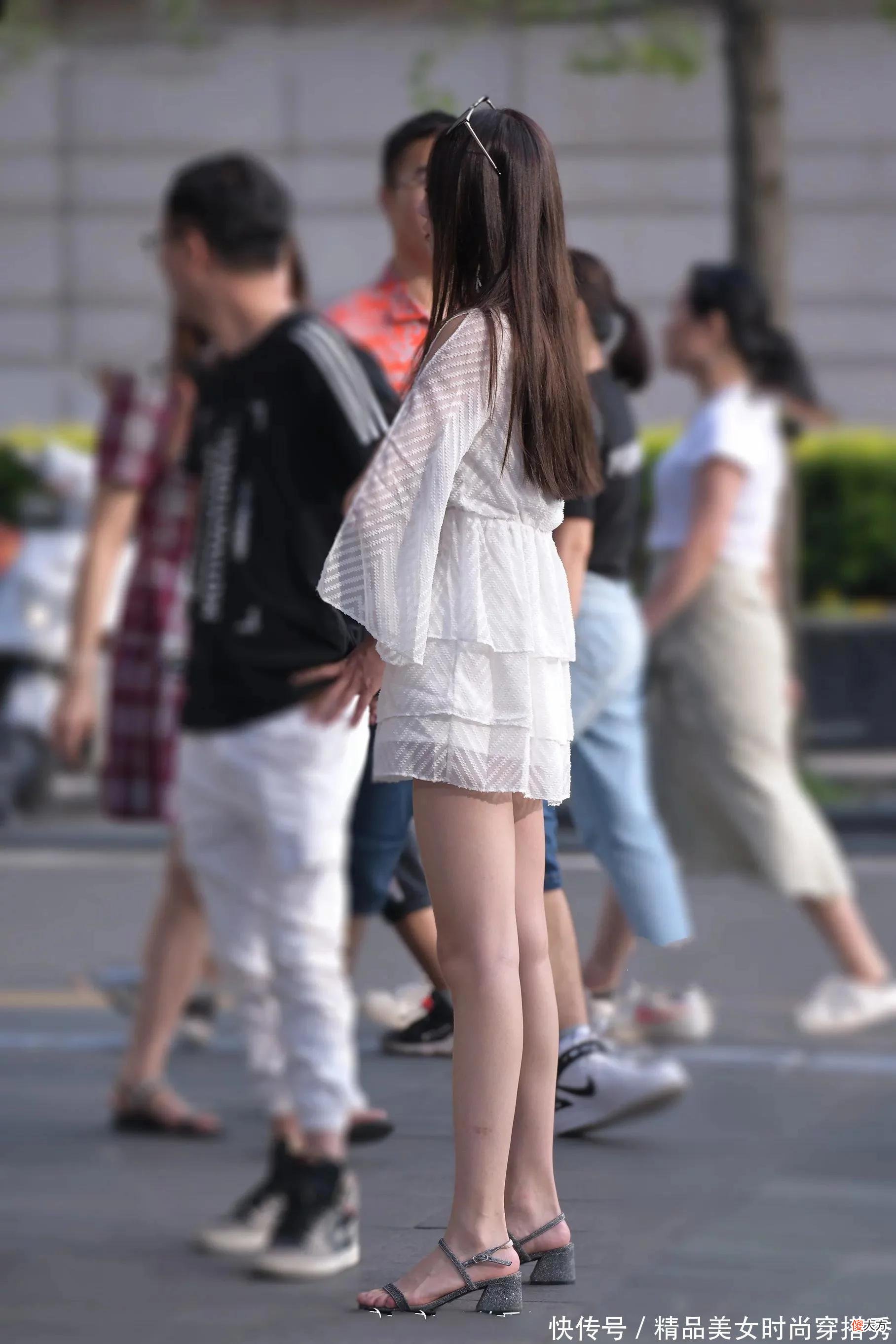 【时尚一点】夏日里，穿着白色的连衣裙，简约又不失时尚感