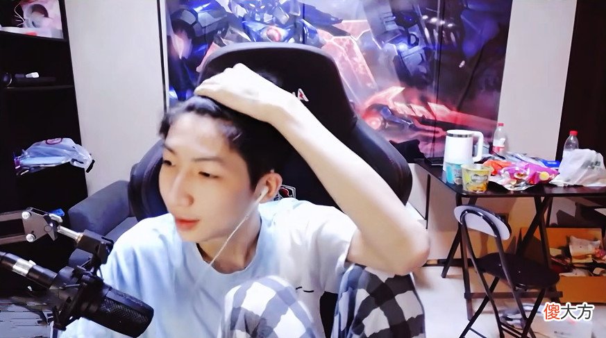【游戏世界】LOL:小超梦手伤并无大碍,KDA15.4的鳄鱼,先爆铁男,再斩瑞文!