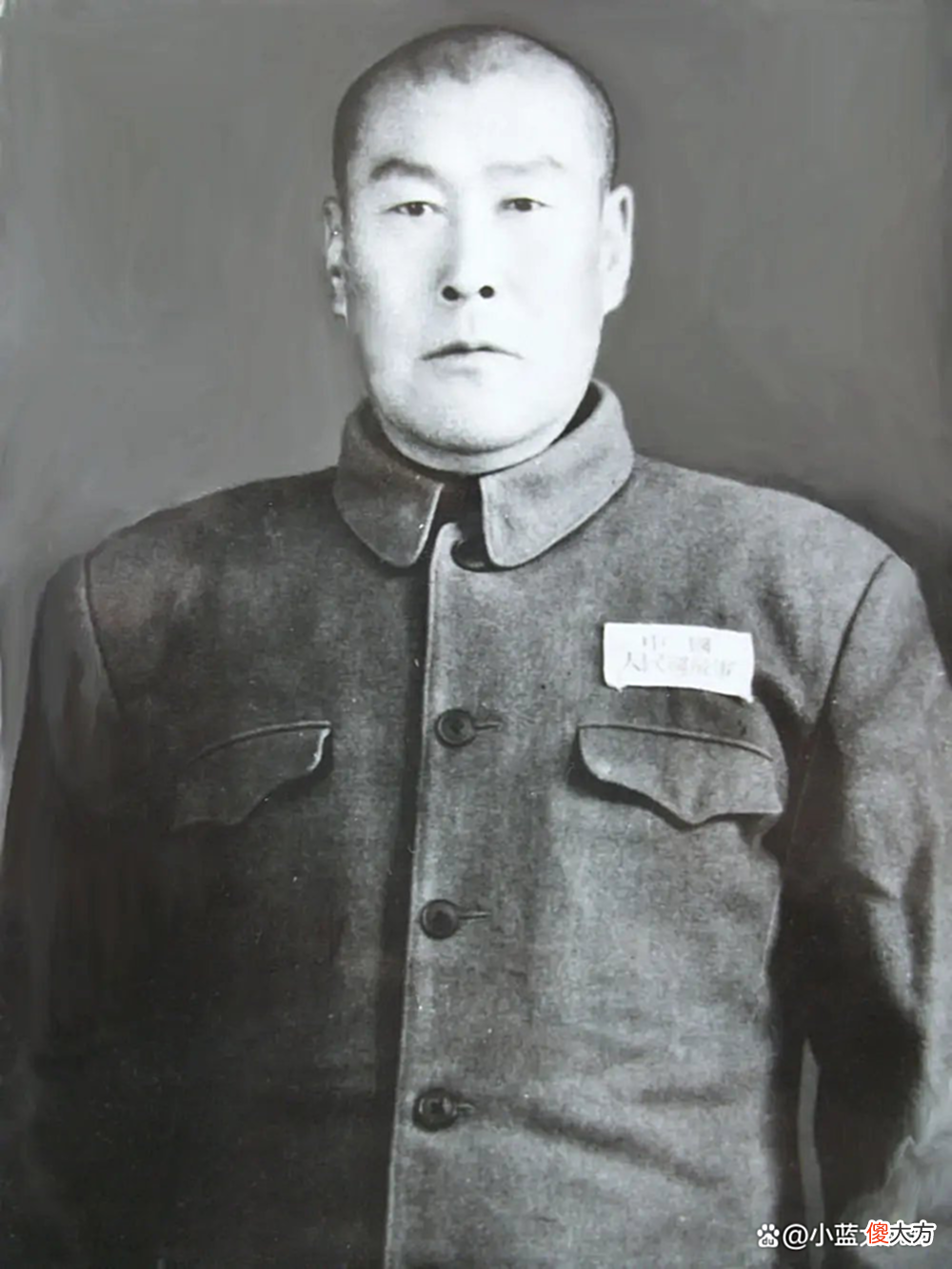 【爱历史】新来的女游击队员脚受伤不让人上药，被人悄悄查看后发现了异常