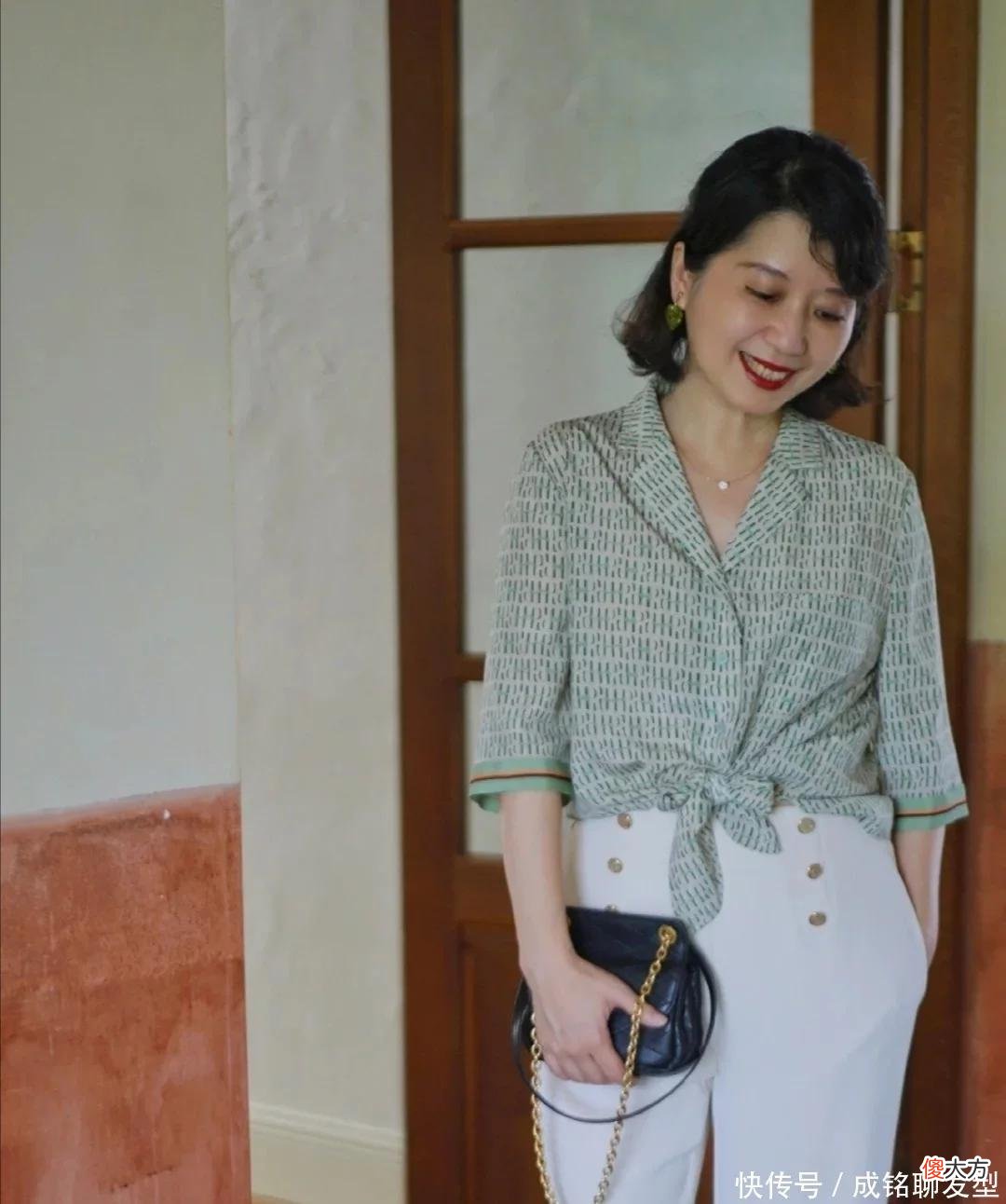 【就爱时尚】五十岁的女人别总穿黑白T恤！换成这三大单品一样高级，很显气质