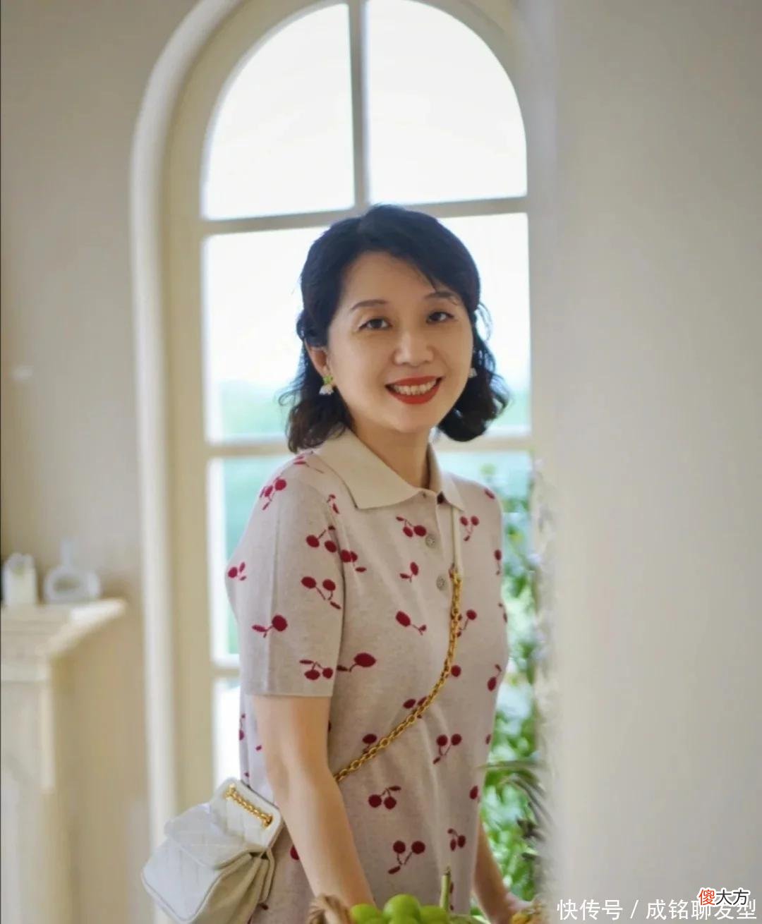 【就爱时尚】五十岁的女人别总穿黑白T恤！换成这三大单品一样高级，很显气质