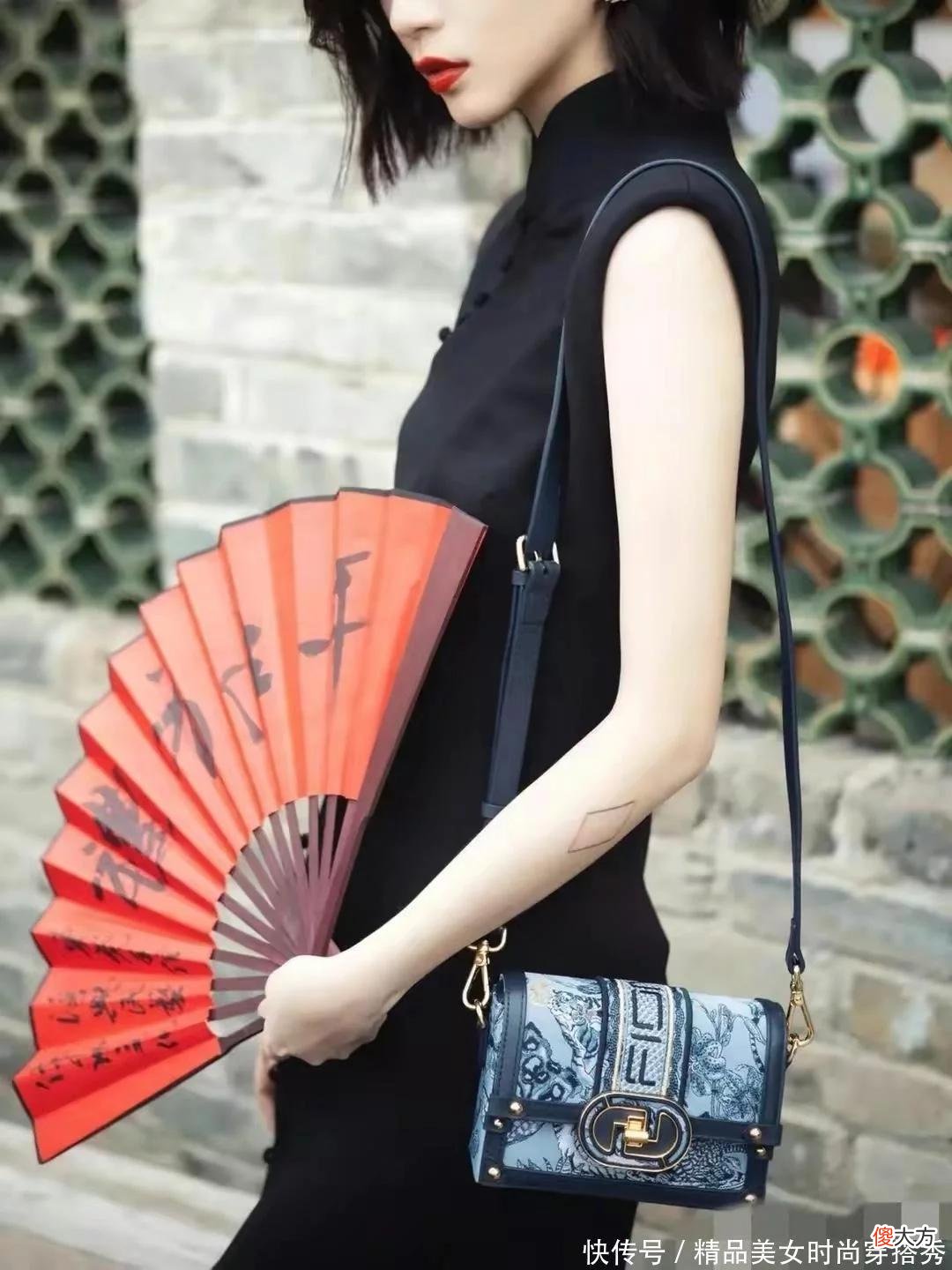 【时尚一点】一身黑色的旗袍搭配，用红色的国风扇子和红色高跟鞋点亮了整个造型搭配