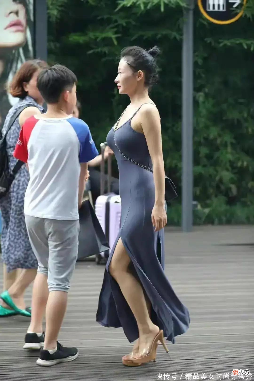【时尚一点】吊带设计的开叉连衣裙，不仅能展露出锁骨的优势，还能进一步提升整体的气质感