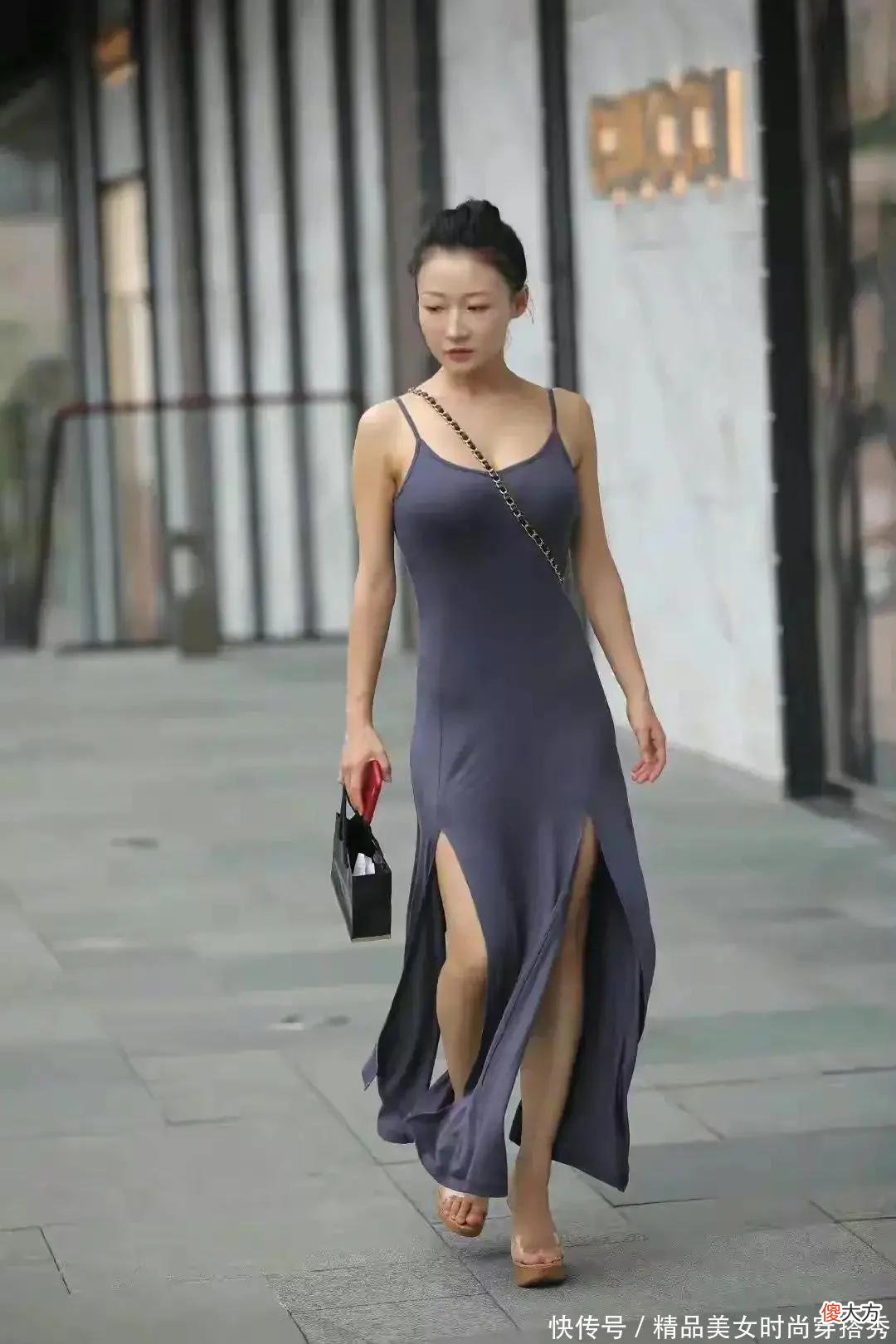 【时尚一点】吊带设计的开叉连衣裙，不仅能展露出锁骨的优势，还能进一步提升整体的气质感