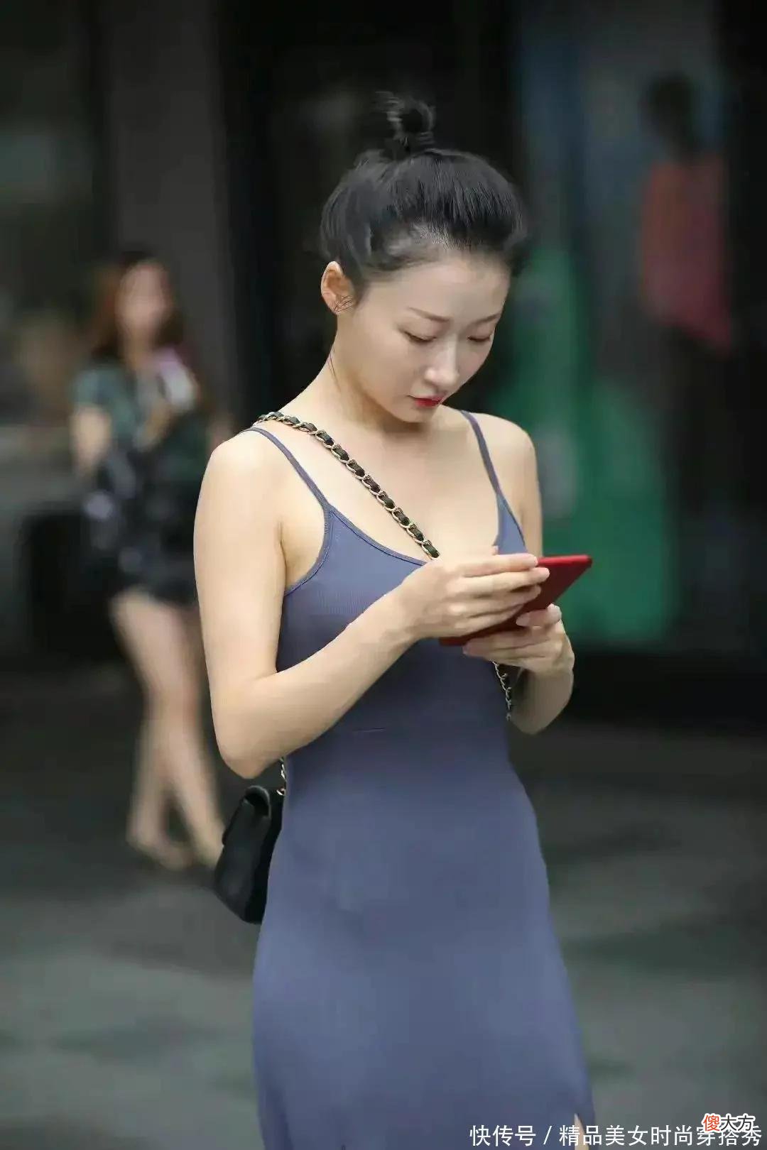 【时尚一点】吊带设计的开叉连衣裙，不仅能展露出锁骨的优势，还能进一步提升整体的气质感