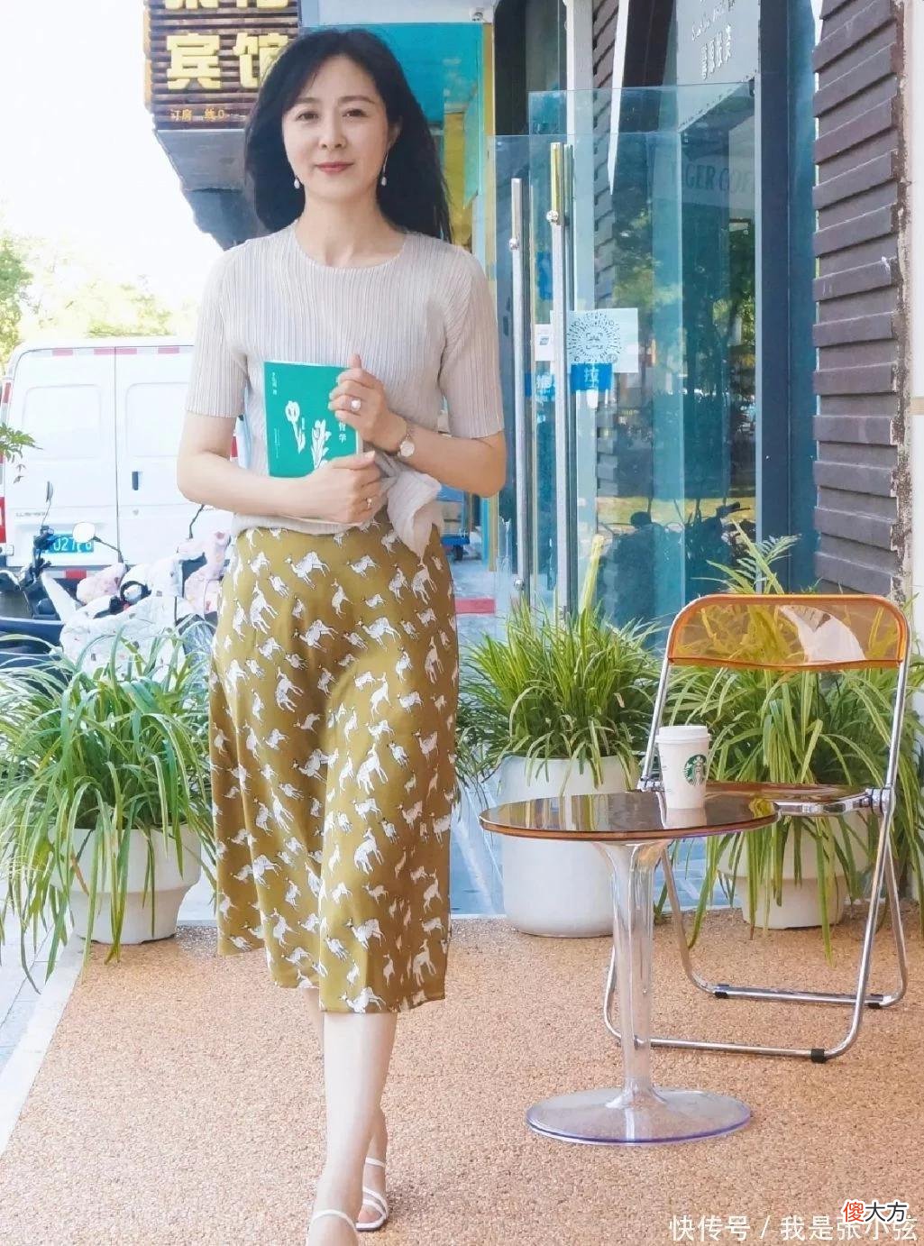 【时尚一点】这才是50岁女人的得体打扮:不俗不艳,不松不紧,知性优雅又高级