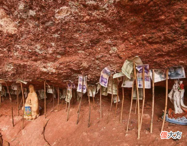 中国这座山下，藏着上千万人民币，为什么从没人敢拿走一分钱？