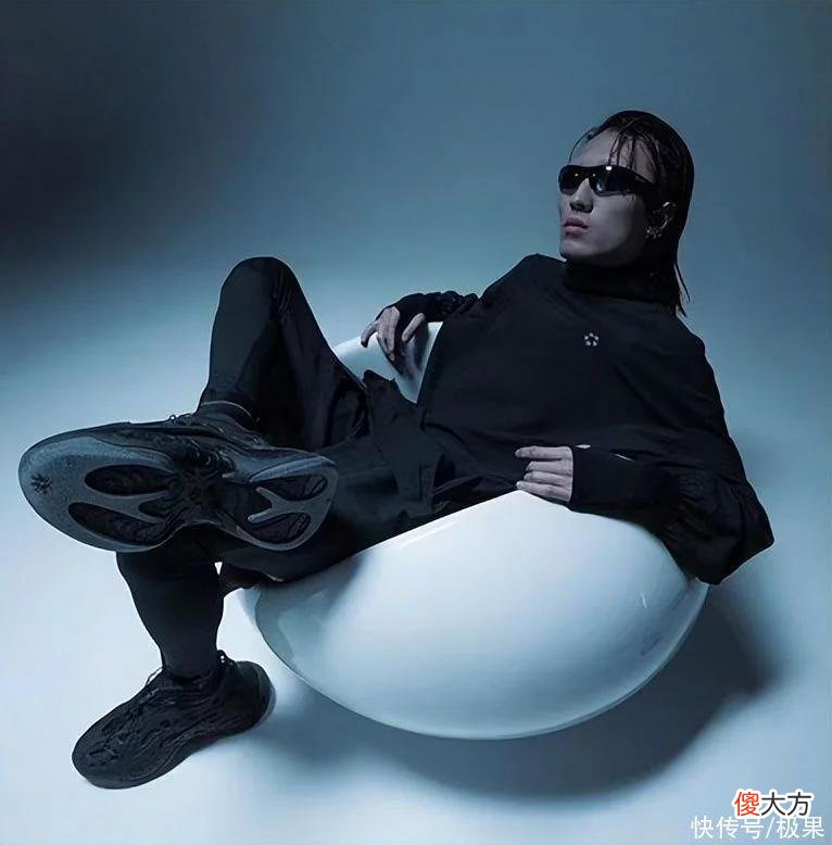 【就爱时尚】阿迪「奇葩」洞洞鞋曝光！“水母”造型巨夸张，网友：不敢穿