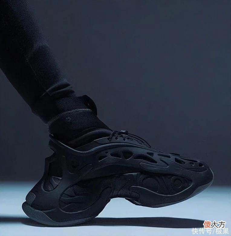 【就爱时尚】阿迪「奇葩」洞洞鞋曝光！“水母”造型巨夸张，网友：不敢穿