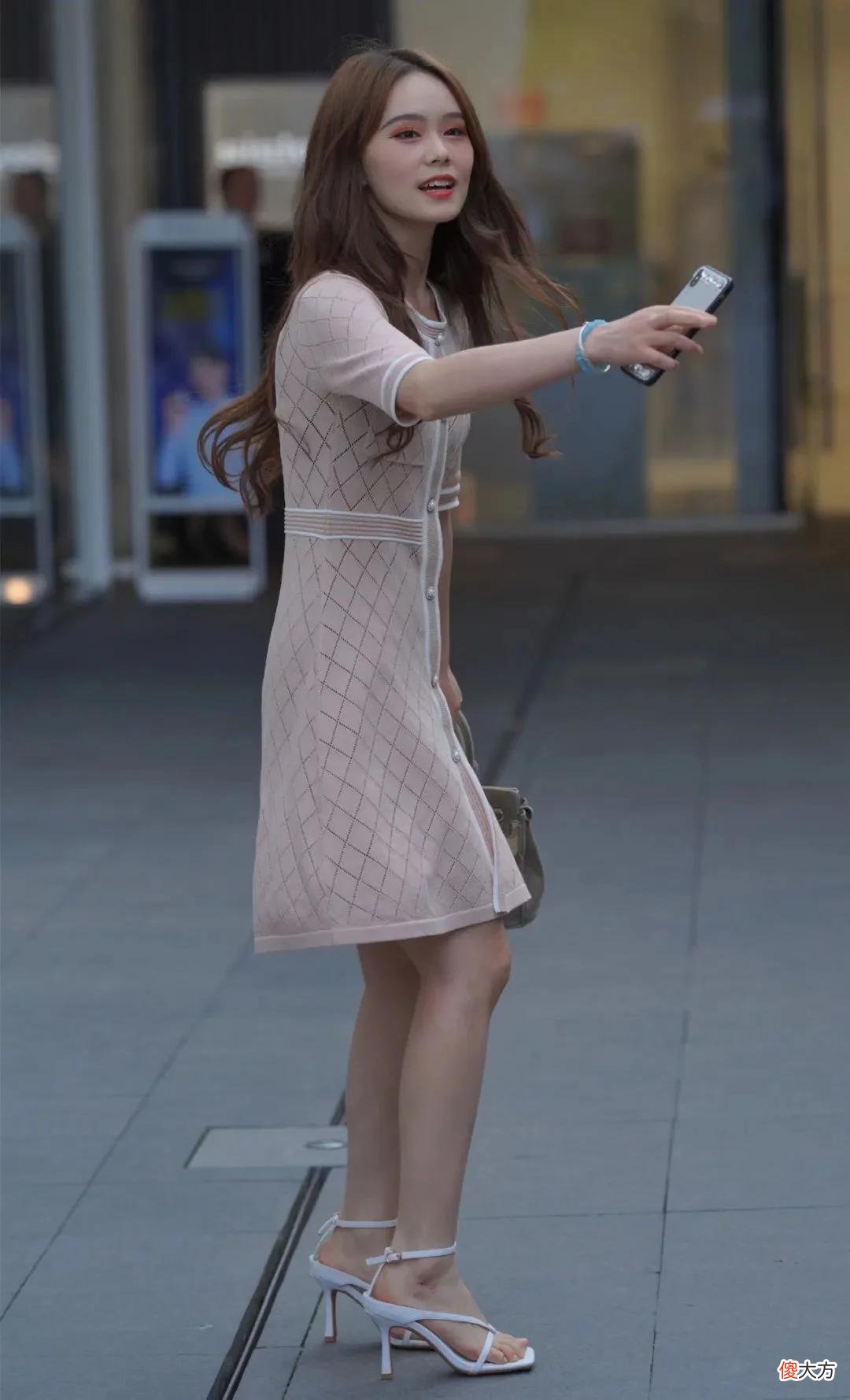 【就爱时尚】面带微笑的美女，一件黄色的碎花连衣裙，时尚清爽气质迷人