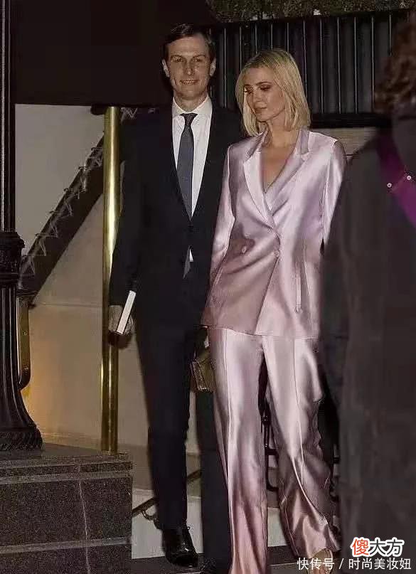 【就爱时尚】伊万卡对自己太狠了！蓝色拼接上衣配S码高腰裤，硬勒出沙漏身材