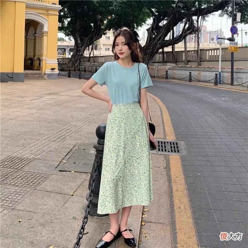 【就爱时尚】夏季穿搭的2大误区：衣服要合身，穿大一码显瘦，你都知道吗？