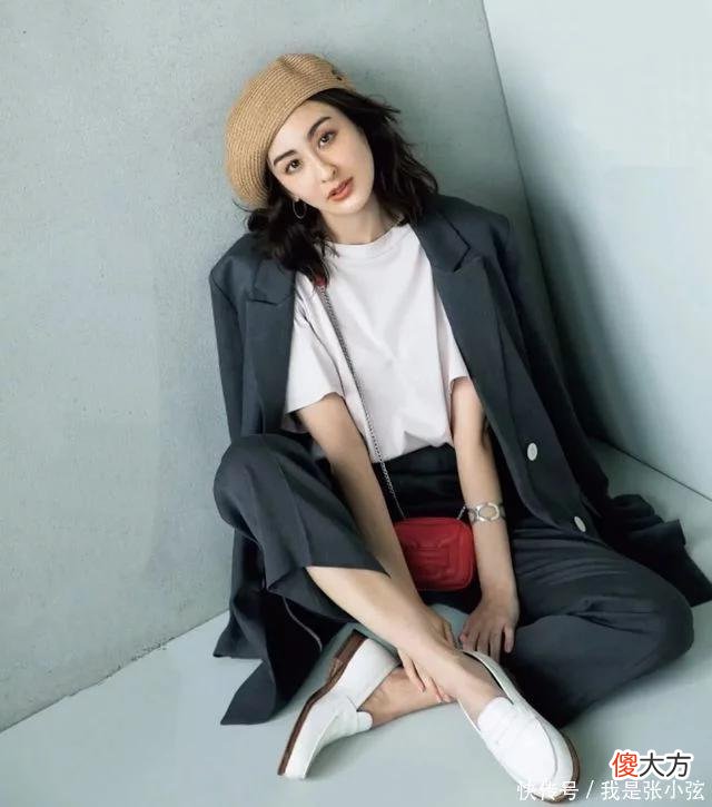 【时尚一点】50岁女人穿鞋子，鞋跟记得要“选低不选高”，舒适时髦又得体