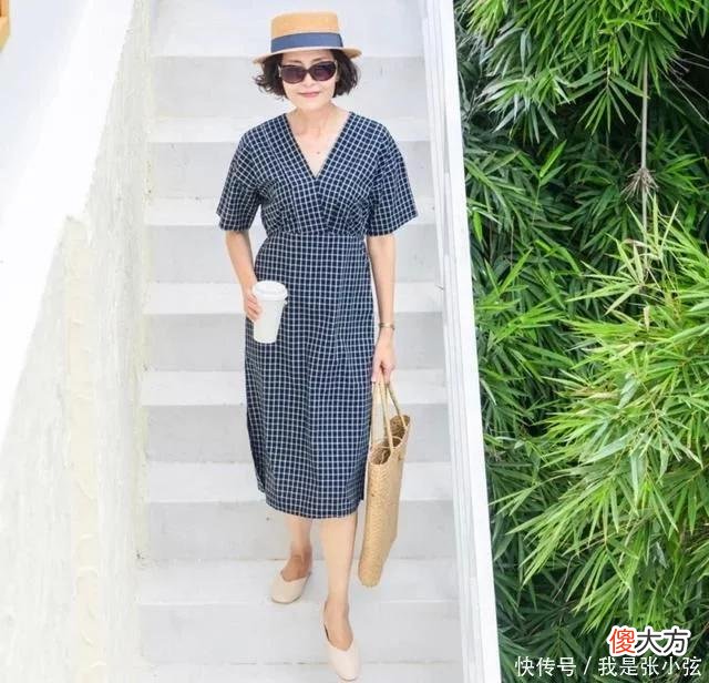 【时尚一点】50岁女人穿鞋子，鞋跟记得要“选低不选高”，舒适时髦又得体