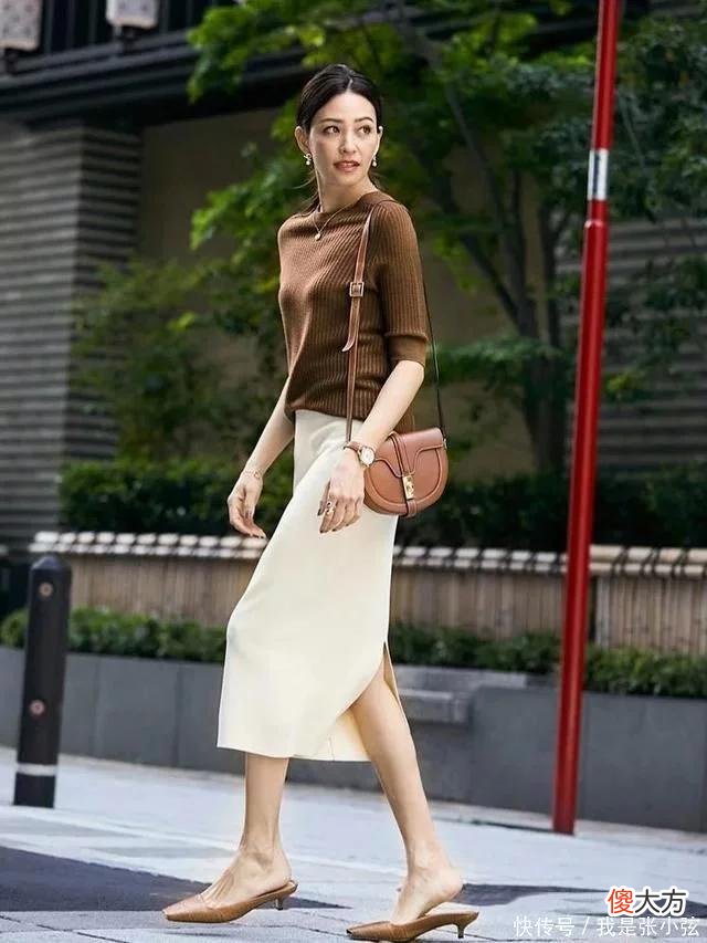 【时尚一点】50岁女人穿鞋子，鞋跟记得要“选低不选高”，舒适时髦又得体