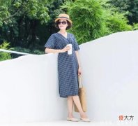【时尚一点】50岁女人穿鞋子，鞋跟记得要“选低不选高”，舒适时髦又得体