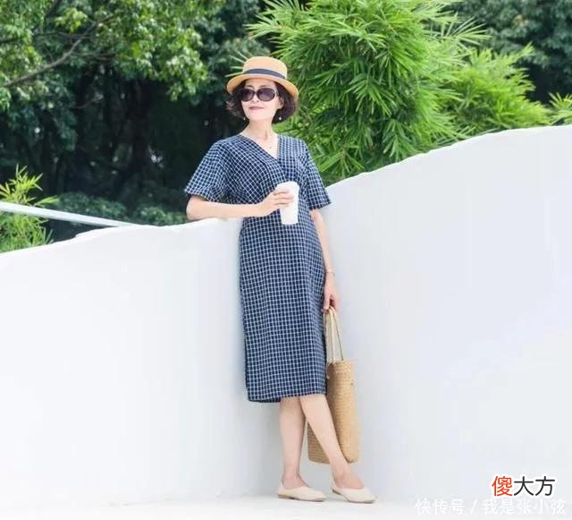 【时尚一点】50岁女人穿鞋子，鞋跟记得要“选低不选高”，舒适时髦又得体