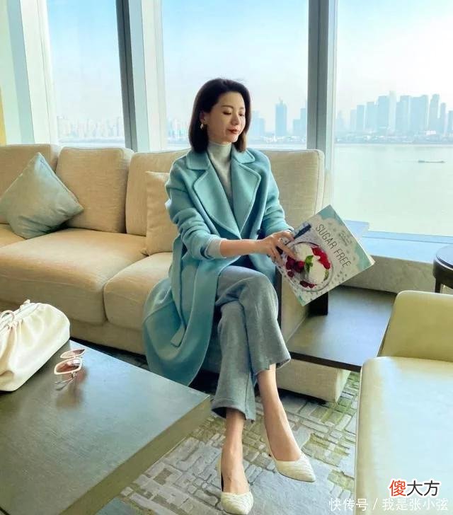 【时尚一点】50岁女人穿鞋子，鞋跟记得要“选低不选高”，舒适时髦又得体
