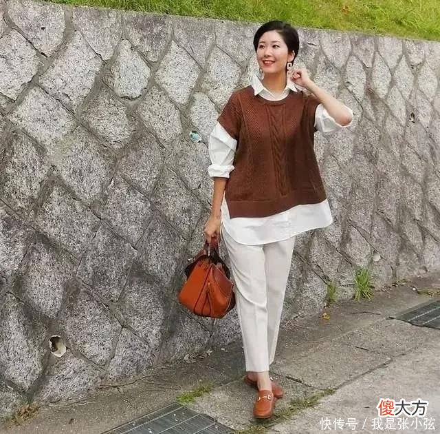 【时尚一点】50岁女人穿鞋子，鞋跟记得要“选低不选高”，舒适时髦又得体