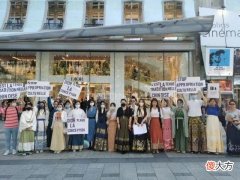 【就爱时尚】反对“文化挪用”！中国留学生穿华服到巴黎迪奥总部抗议