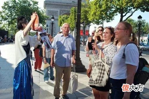 【就爱时尚】反对“文化挪用”！中国留学生穿华服到巴黎迪奥总部抗议