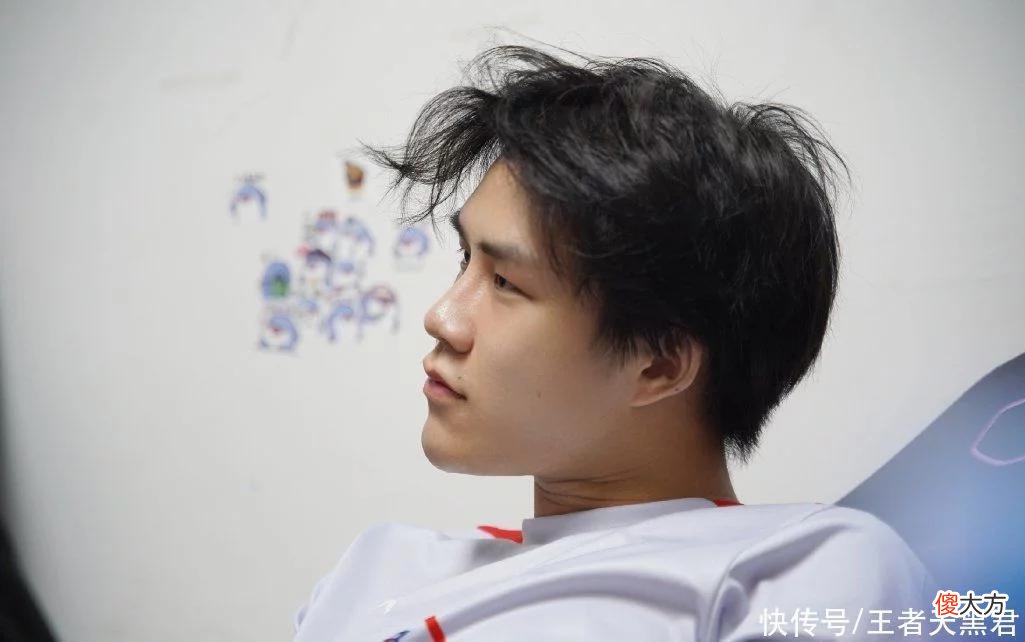 【游戏世界】DYG巅峰对决阵容看不懂，小义的澜10连败还选，李九都看不下去了