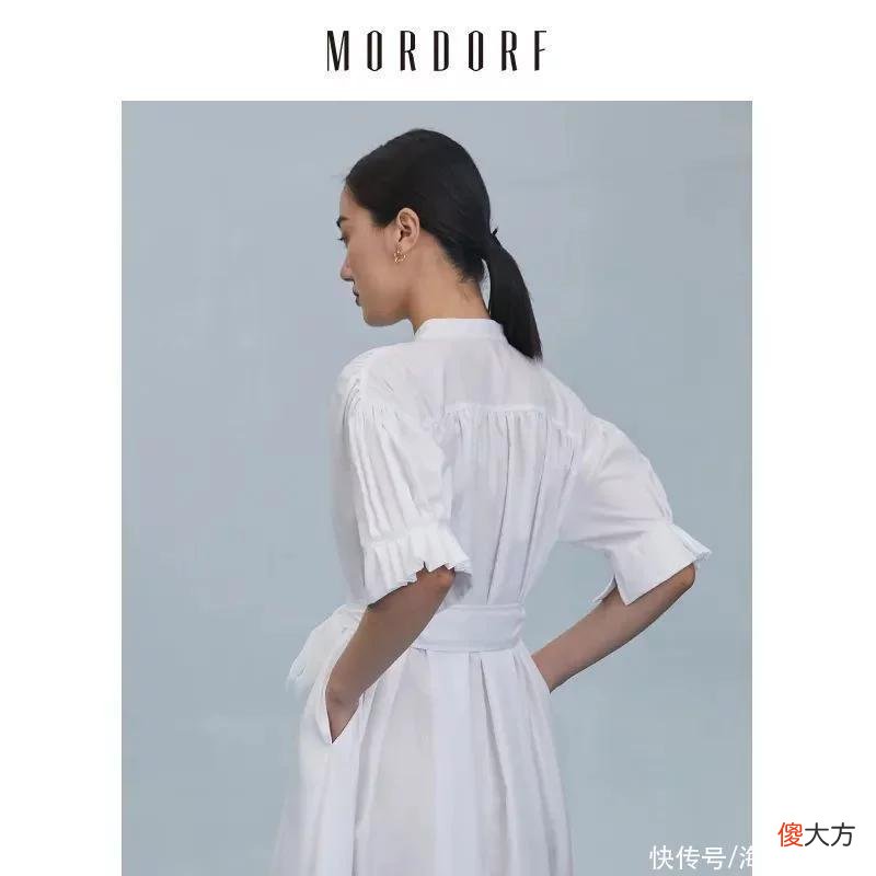 【时尚一点】“白开水穿搭”最近火了？说到底还不是因为这件单品