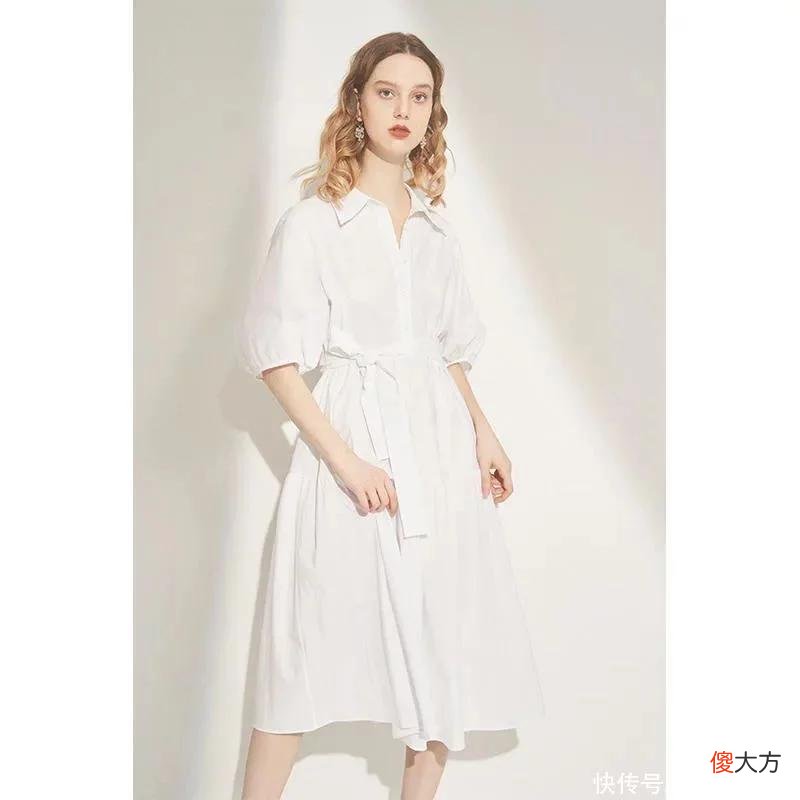 【时尚一点】“白开水穿搭”最近火了？说到底还不是因为这件单品