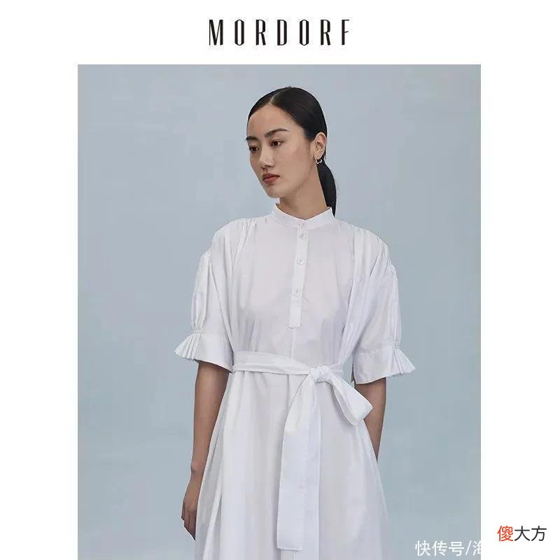 【时尚一点】“白开水穿搭”最近火了？说到底还不是因为这件单品