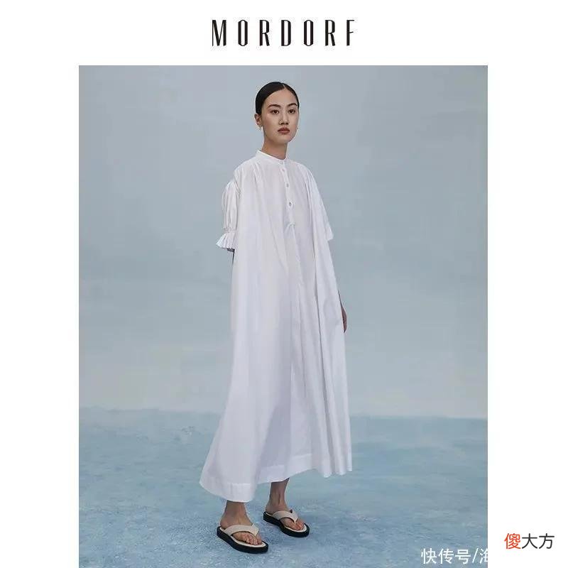【时尚一点】“白开水穿搭”最近火了？说到底还不是因为这件单品